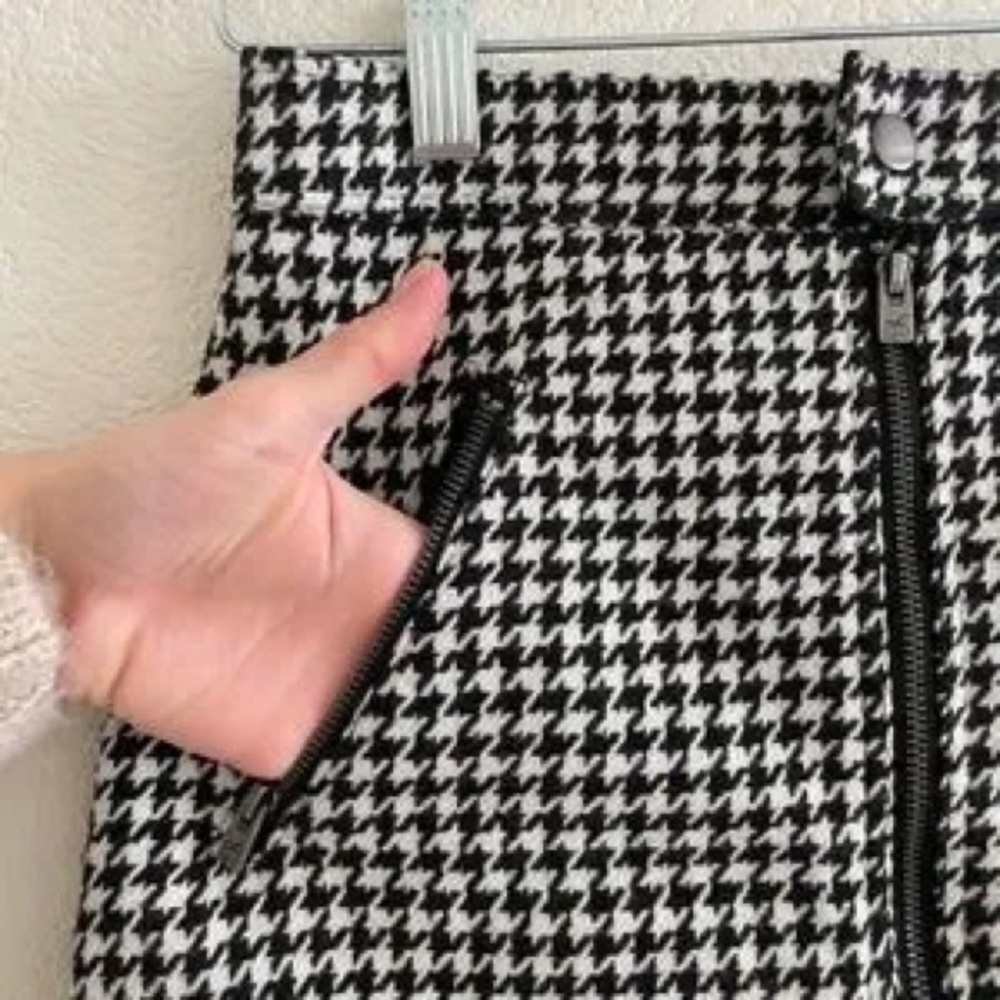 Hollister Black and White Mini Skirt - Picture 11 of 11